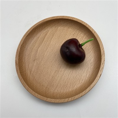 Pratos de madeira feitos à mão são adequados para uma cozinha de estilo tradi...